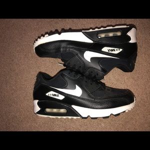 Lightly worn black & white sneakers! *unisex*